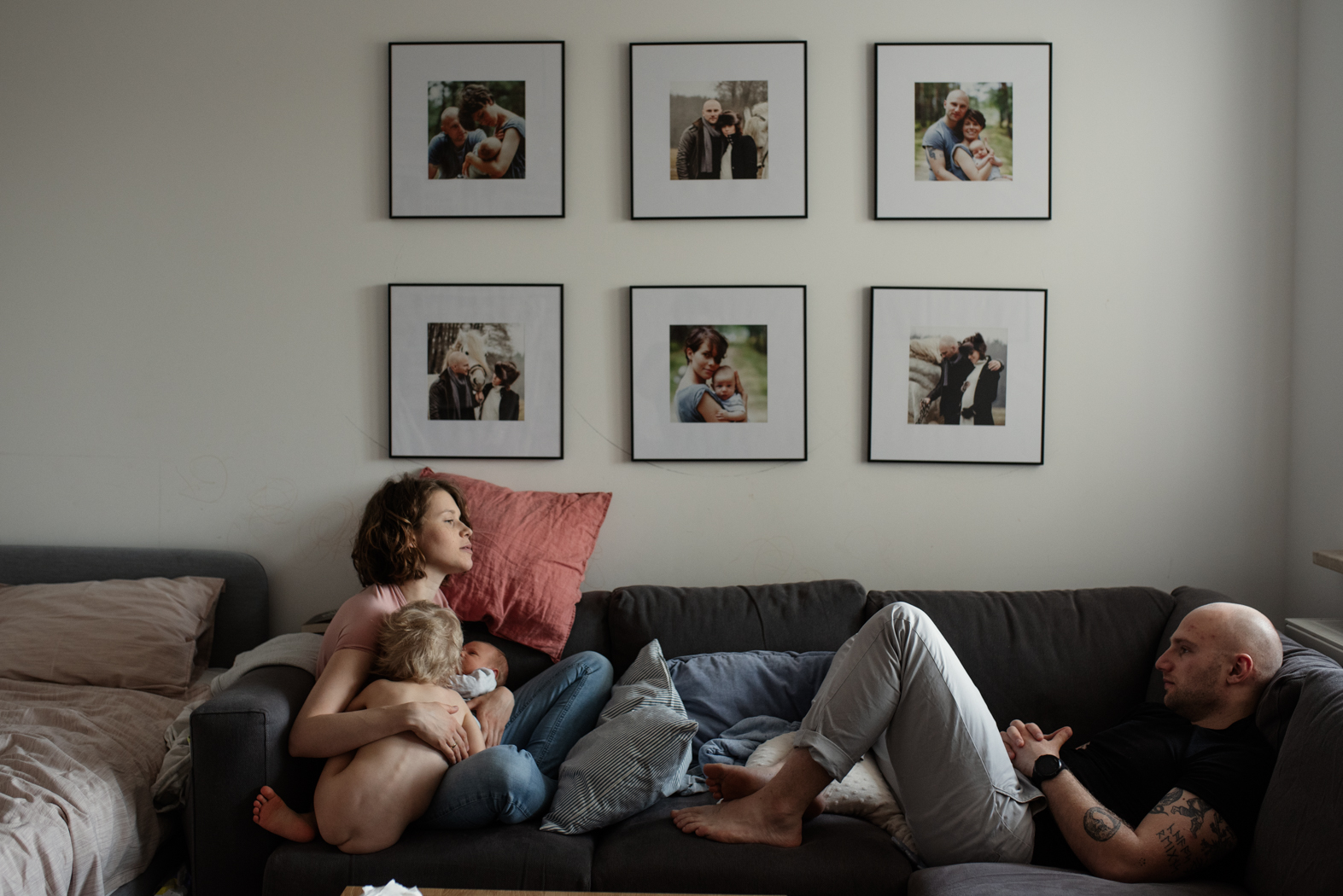 portret rodzinny w domu, w pieknym świetle domowa sesja rodzinna warszawa