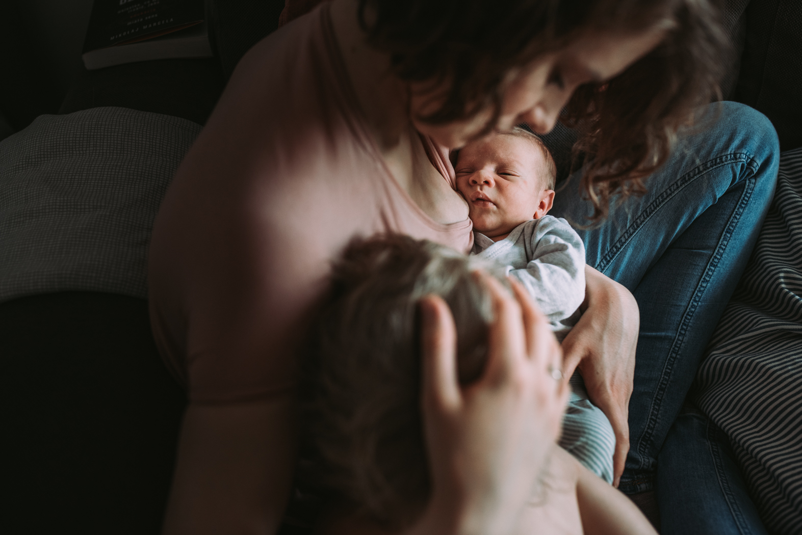 spojrzenie z góry na noworodka w ramionach mamy domowa sesja rodzinna warszawa