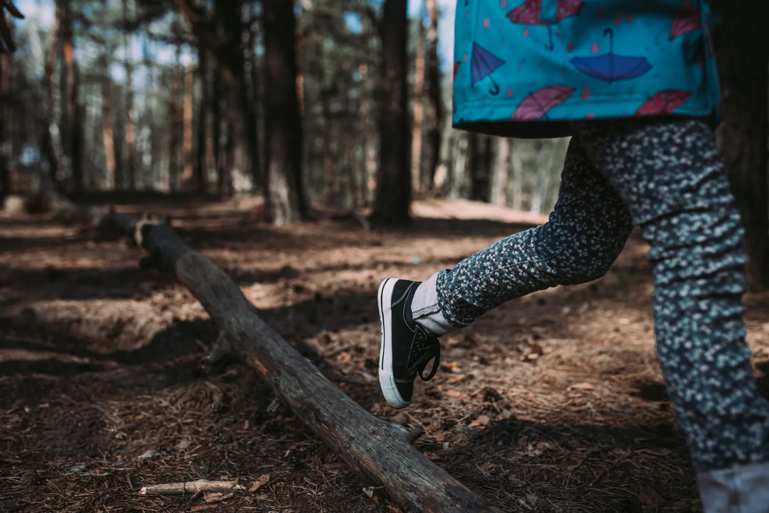 nogi dziecka uciekającego przed siebie w las sesja plenerowa warszawa