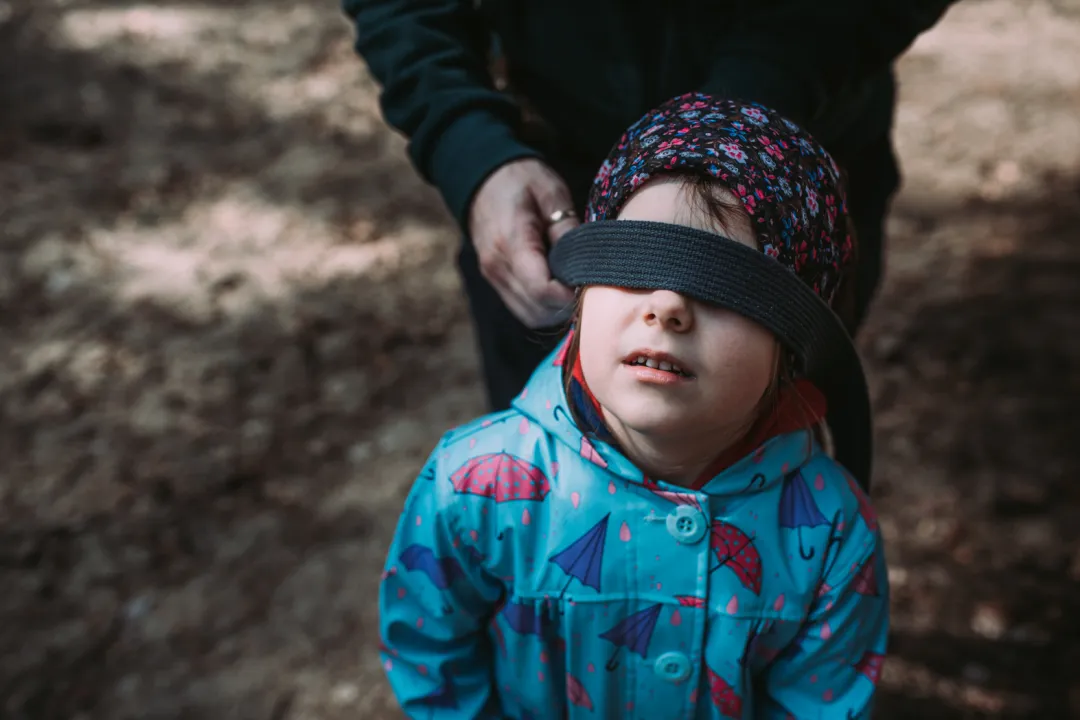 tata zawiązuje dziecku oczy ciuciubabka leśna edukacja sesja plenerowa warszawa