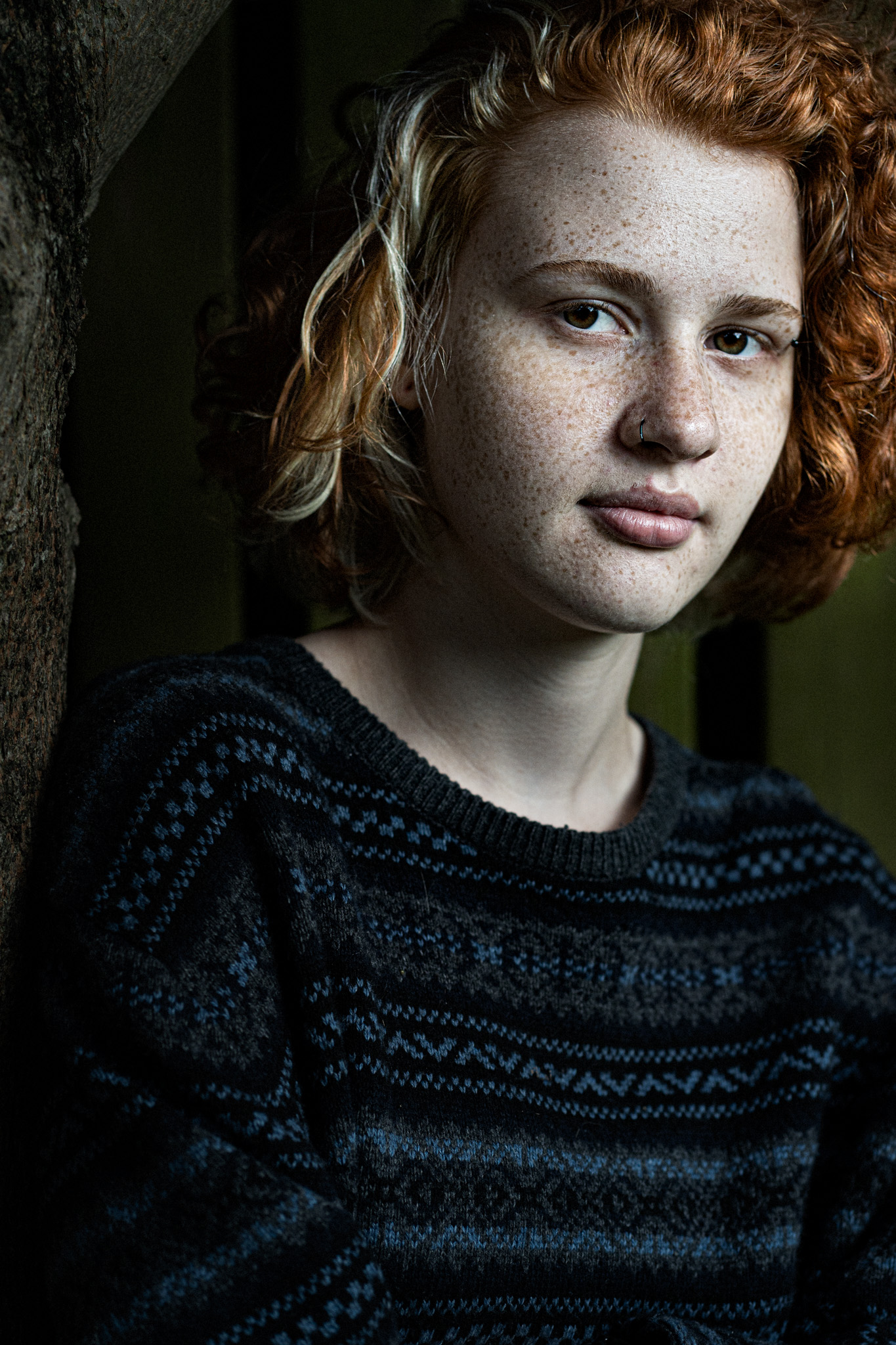 piękna dziewczyna o rudych włosach i gęstych piegach w prostym portrecie agnieszki mocarwskiej, fotograf portretowy w warszawie